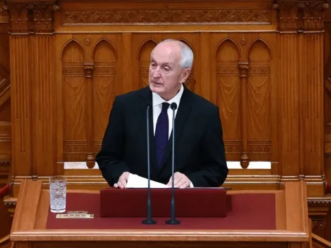 Угорщина: екс-суддя, якого усунув Орбан, став президентом на тлі боротьби за верховенство права