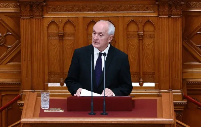 Угорщина: екс-суддя, якого усунув Орбан, став президентом на тлі боротьби за верховенство права